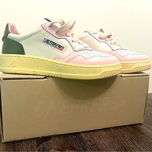 Autry medalist low-top sneakers- sz 34/women 4/kid 4 BRAND NEW fm Italy Autry